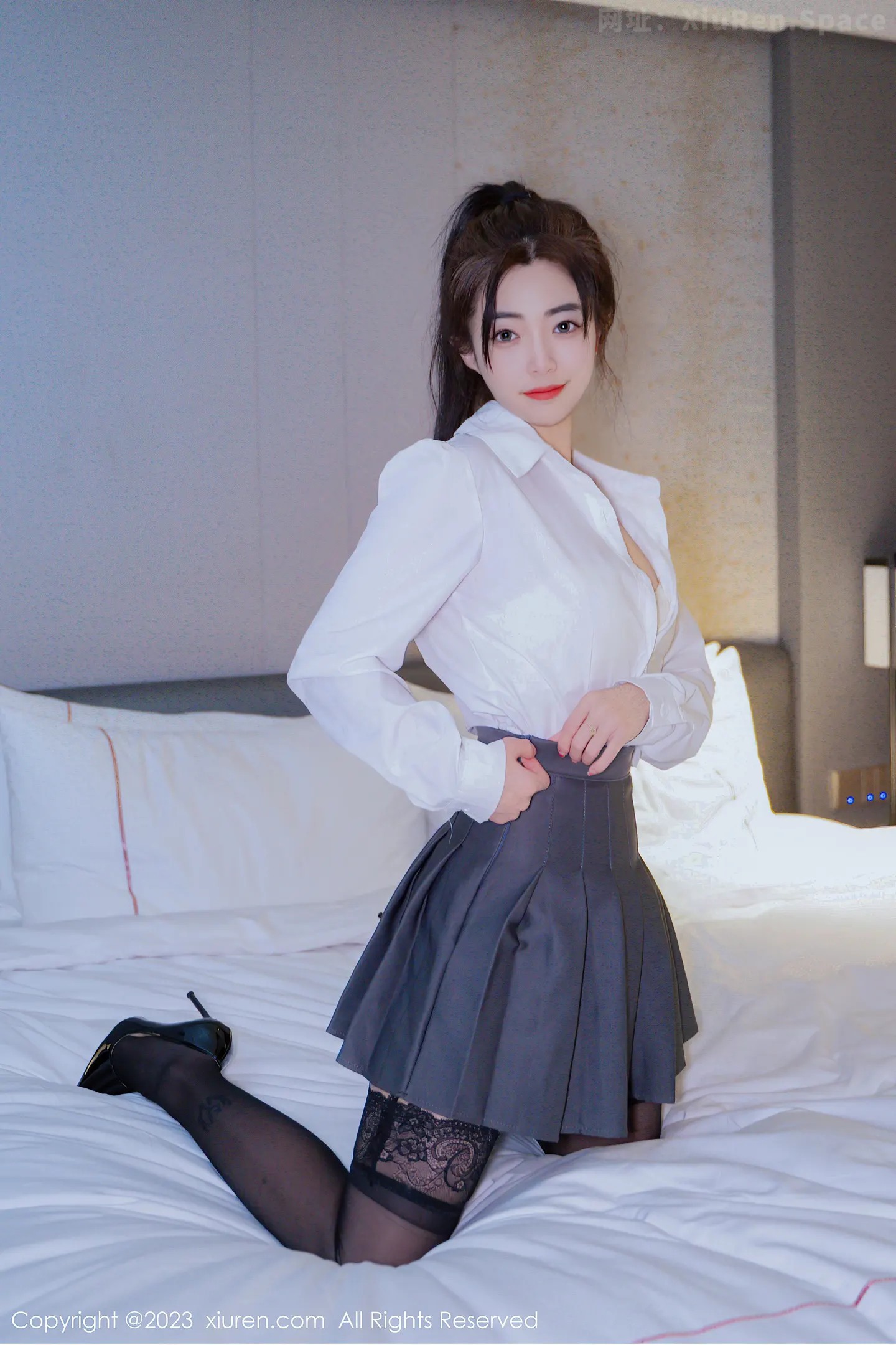 图片[4]-[XiuRen秀人网]2023.03.21 VOL.6444 星子柒kiki 灰色短裙与白色蕾丝内衣加黑丝美腿性感私房写真集-秀人网官方网站